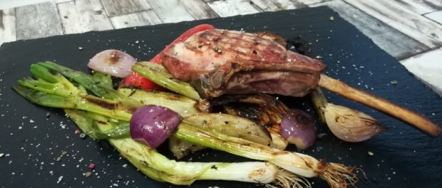 Dry Aged Schweine Tomahawk Steak gegrillter Fenchel und Gemüse