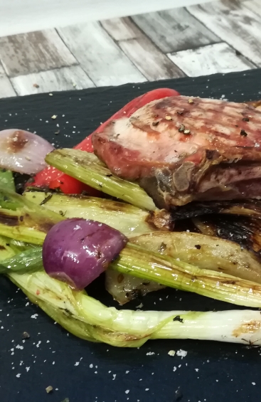 Dry Aged Schweine Tomahawk Steak - dazu gegrillter Fenchel und Gemüse