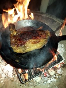 eigenes dry aged steak in der pfanne